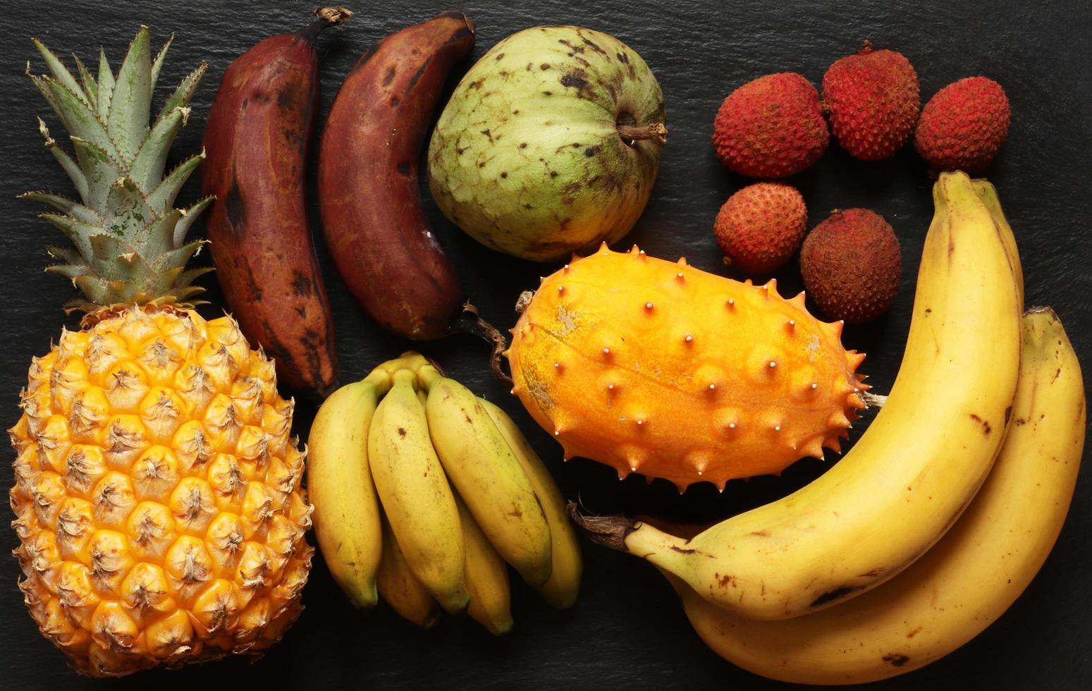 photo de plusieurs fruits tropicaux sur fond d'ardoise pour illustration alimentaire