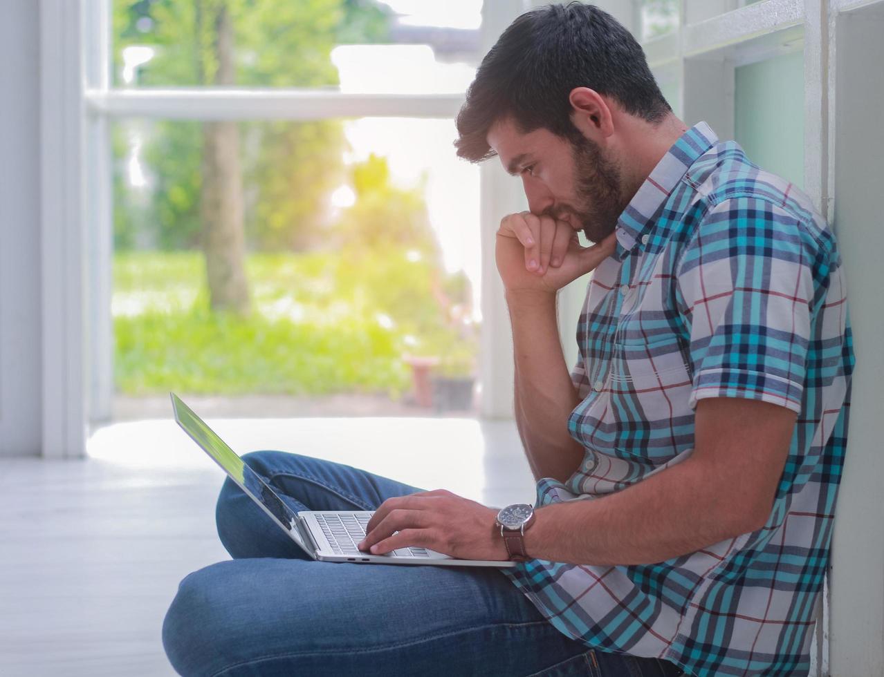 homme d'affaires travaille avec un ordinateur portable. concept de travail et de faire des affaires en ligne photo