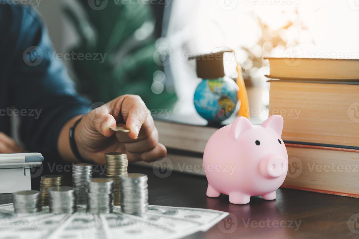 main en mettant pièce de monnaie sur empiler avec porcin banque. concept de économie argent pour une Bourse d'études à étude à l'étranger à une Université niveau. financier Planification comptabilité des idées pour futur éducation. photo