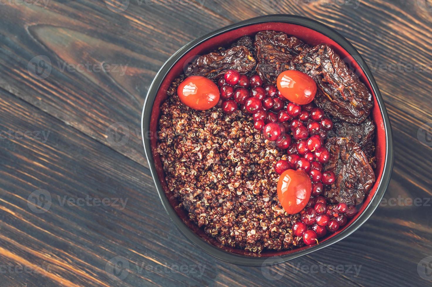 bol de quinoa rouge aux noix et tomates séchées photo