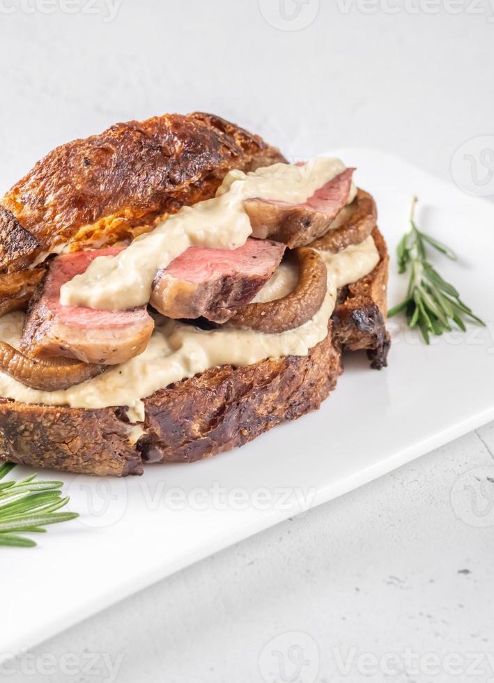 sandwich au steak de boeuf et aux champignons photo