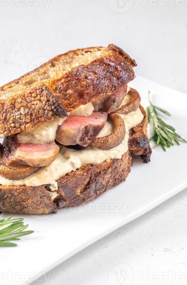 sandwich au steak de boeuf et aux champignons photo