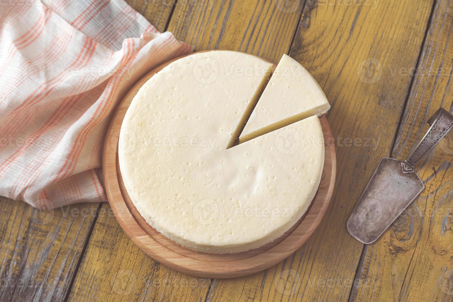 gâteau au fromage traditionnel sur la table en bois photo