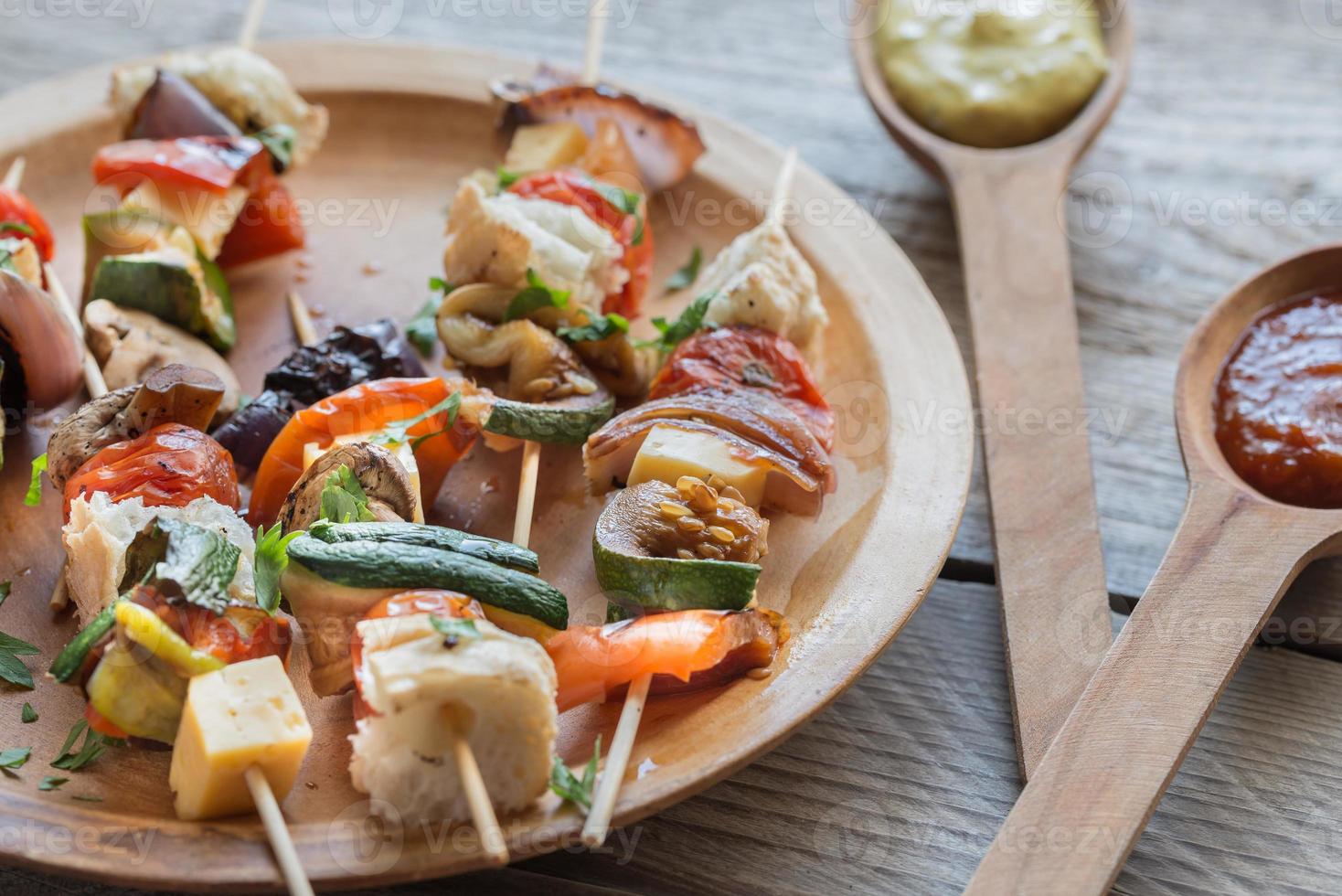 brochettes de légumes grillés sur l'assiette photo