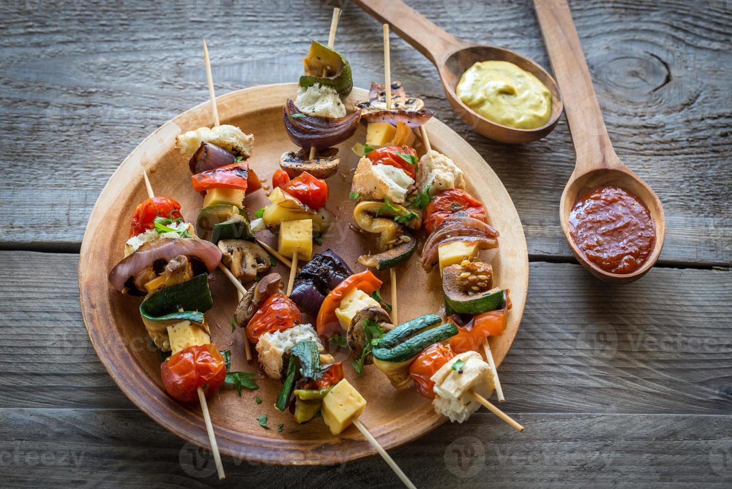 brochettes de légumes grillés sur l'assiette photo