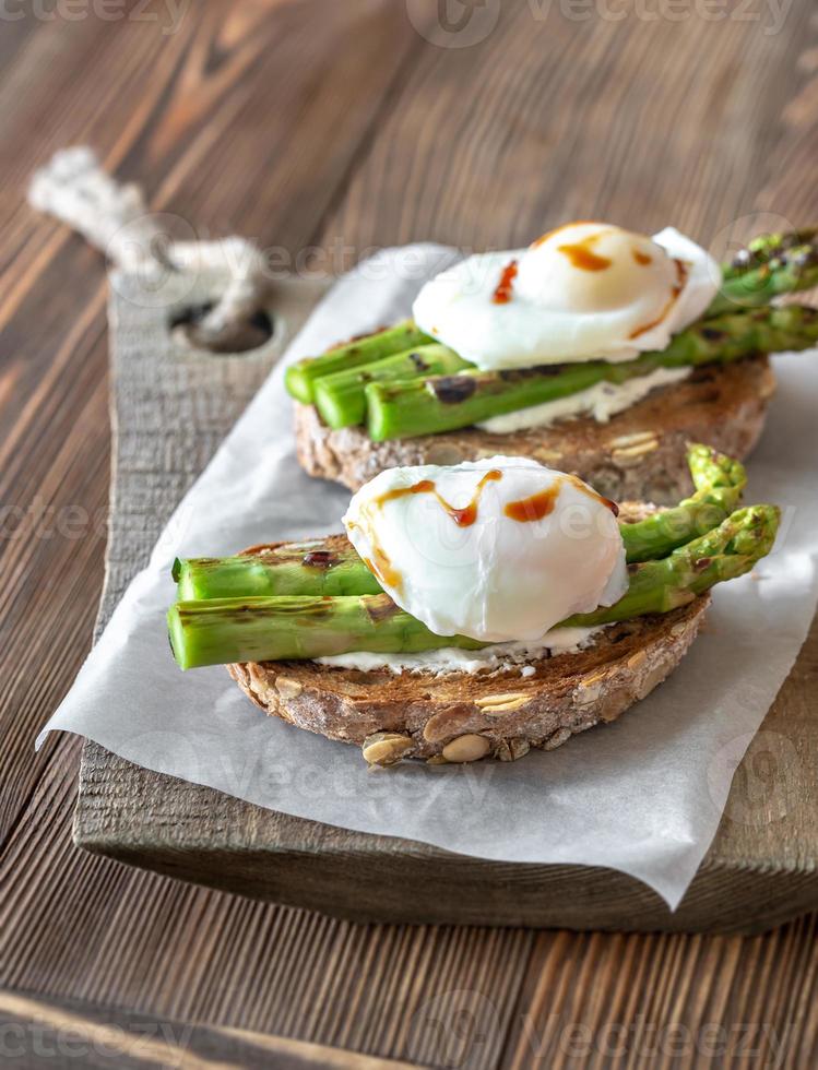 sandwich avec asperges et Oeuf photo