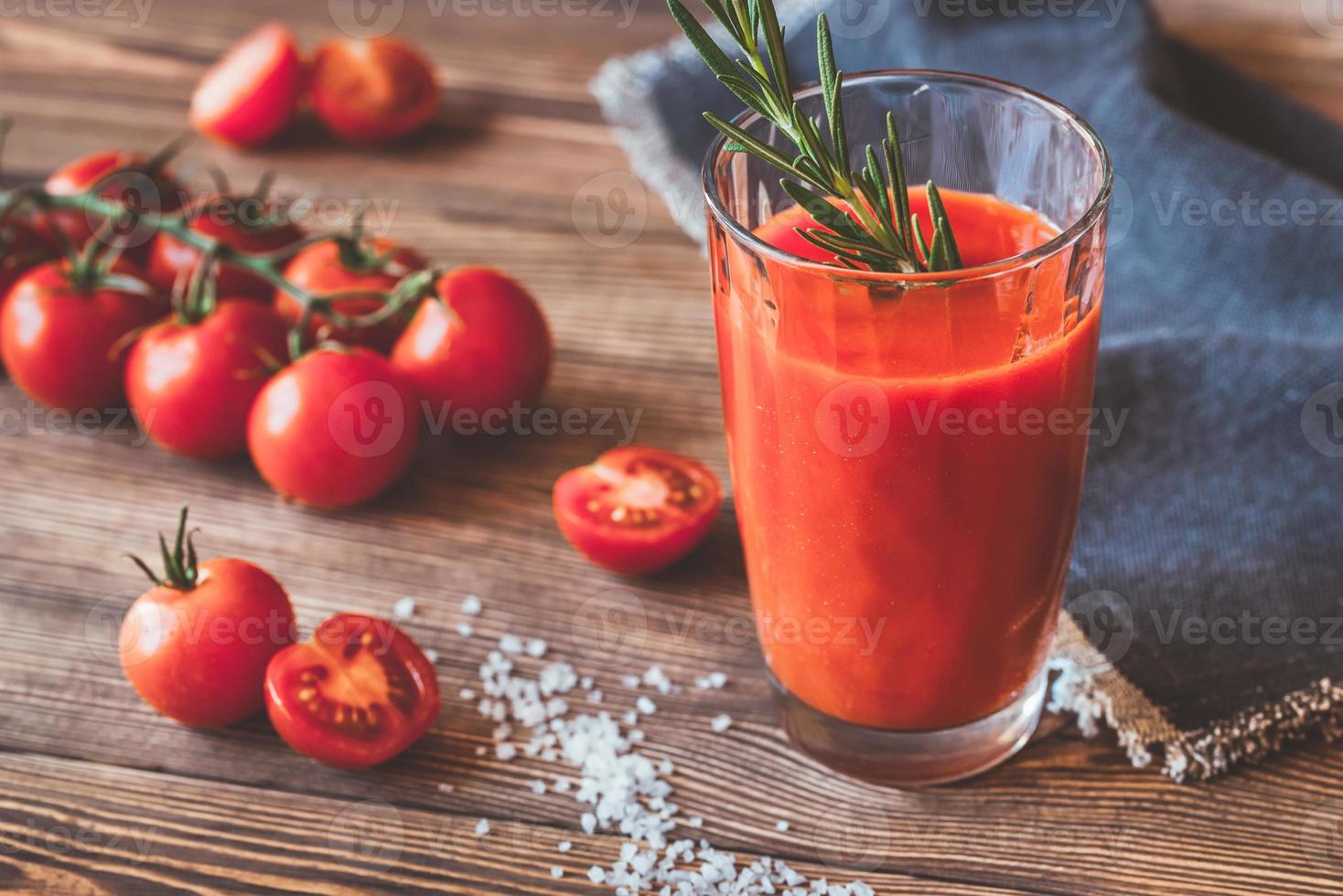 Un verre de jus de tomate photo