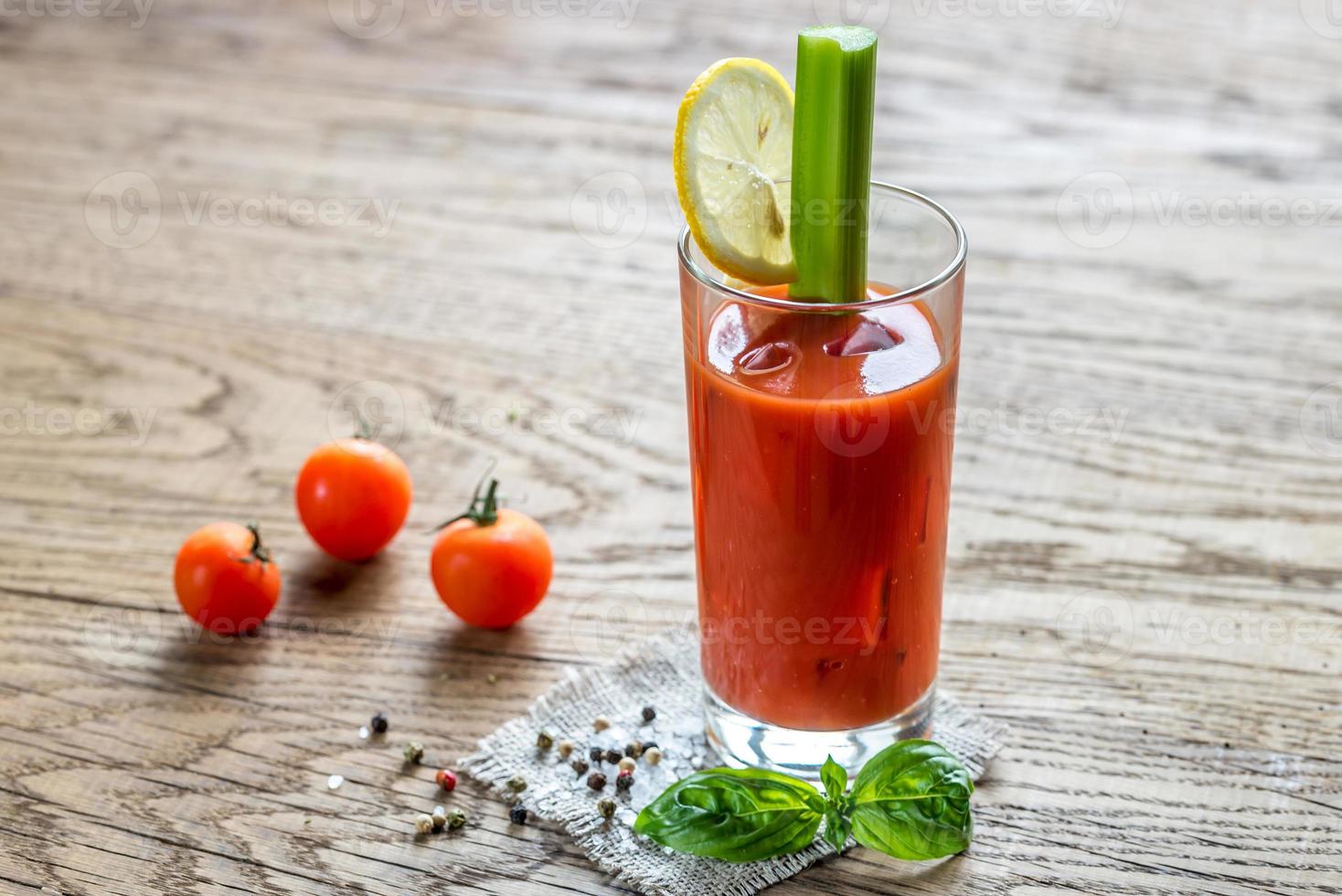 Cocktail Bloody Mary sur le fond en bois photo