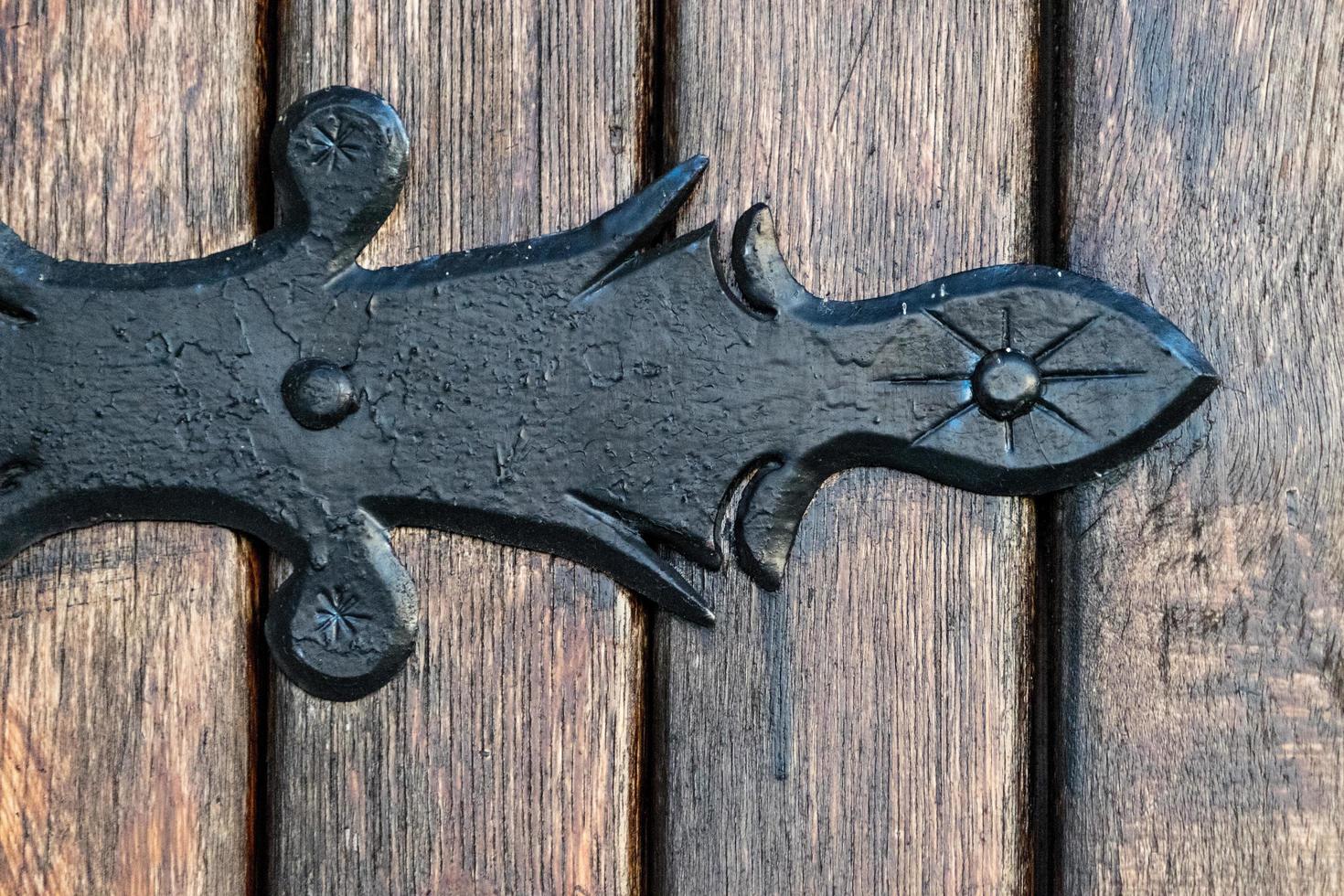 Élément décoratif en métal noir sur les portes en bois photo