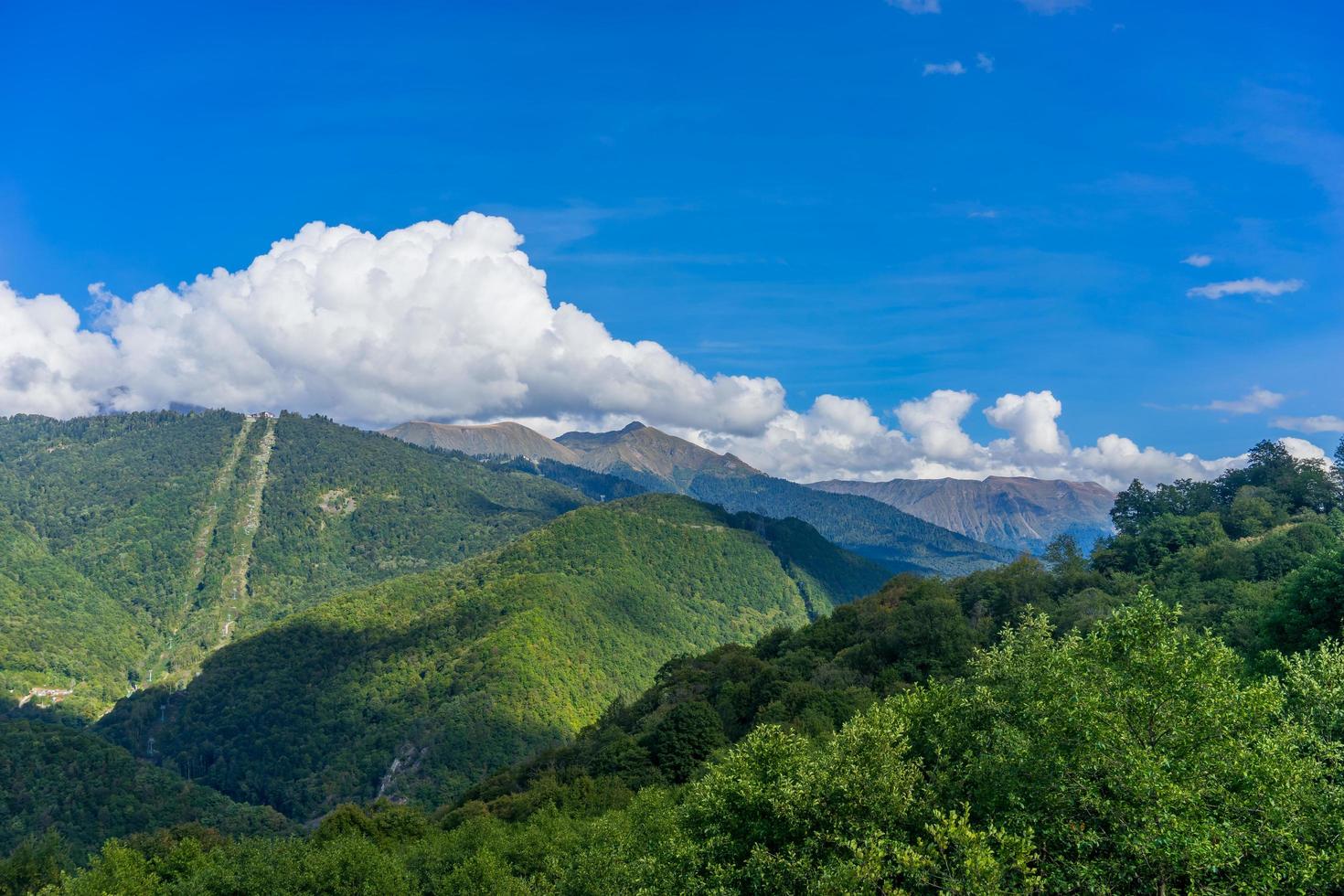 paysage de montagne contre le ciel bleu nuageux photo