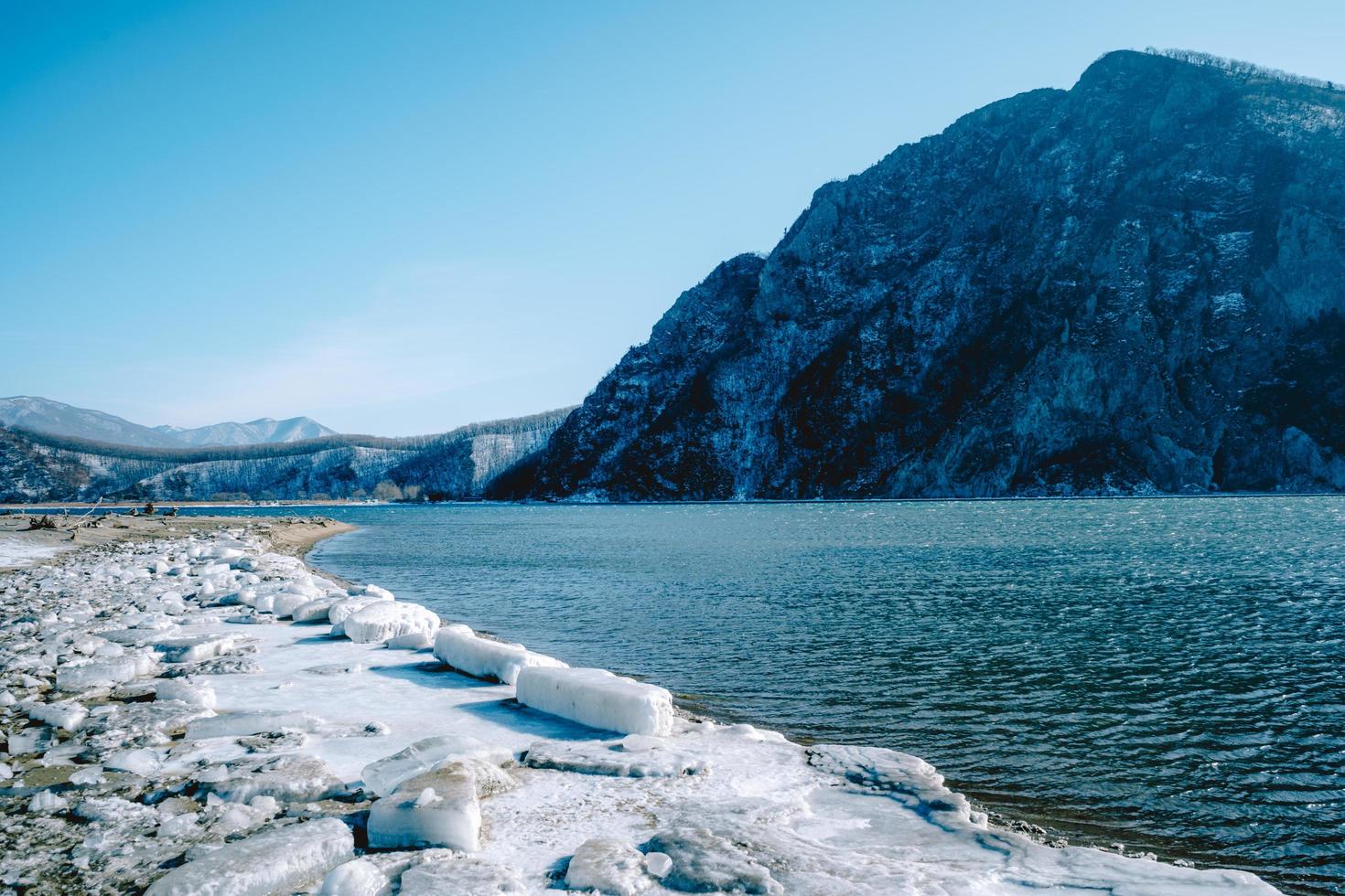 paysage marin avec vue sur la colline sœur. Nakhodka, Russie photo