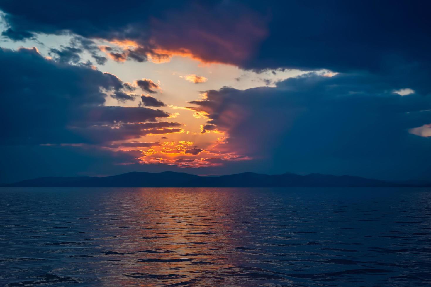 paysage marin avec un coucher de soleil sombre et dramatique photo