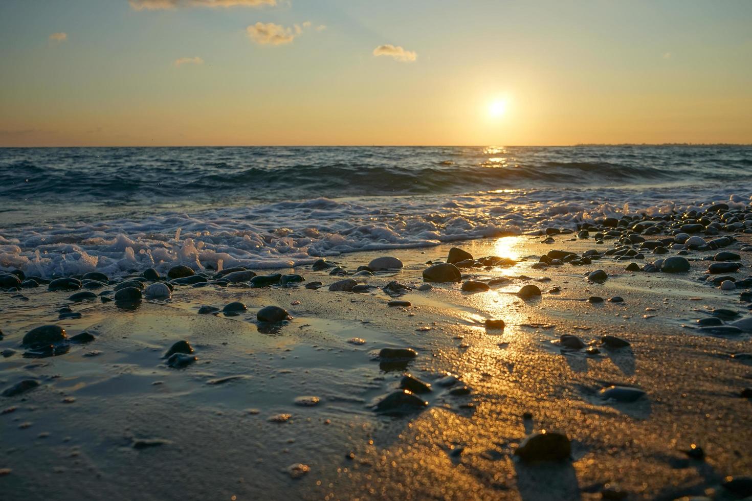 paysage marin avec un magnifique coucher de soleil photo