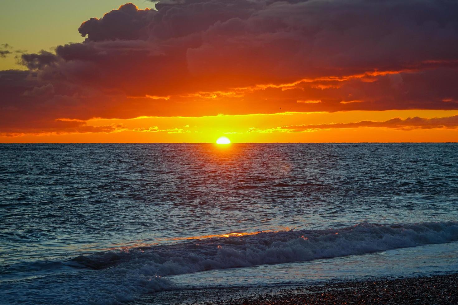 coucher de soleil enflammé dramatique sur le paysage de la mer. photo