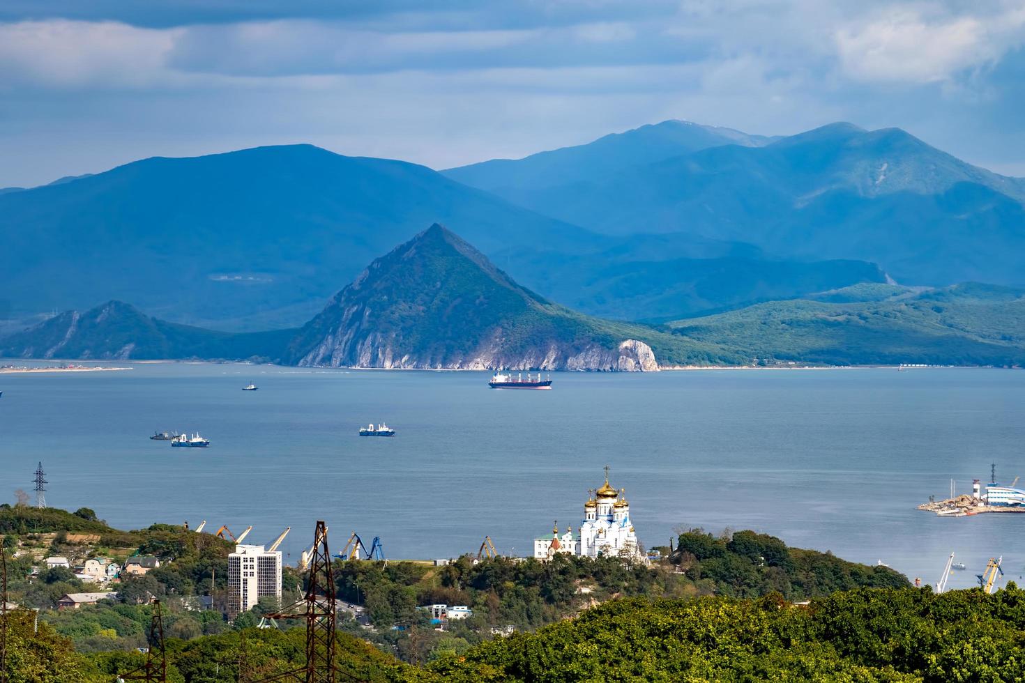 paysage urbain avec vue sur la ville et la baie de Nakhodka photo