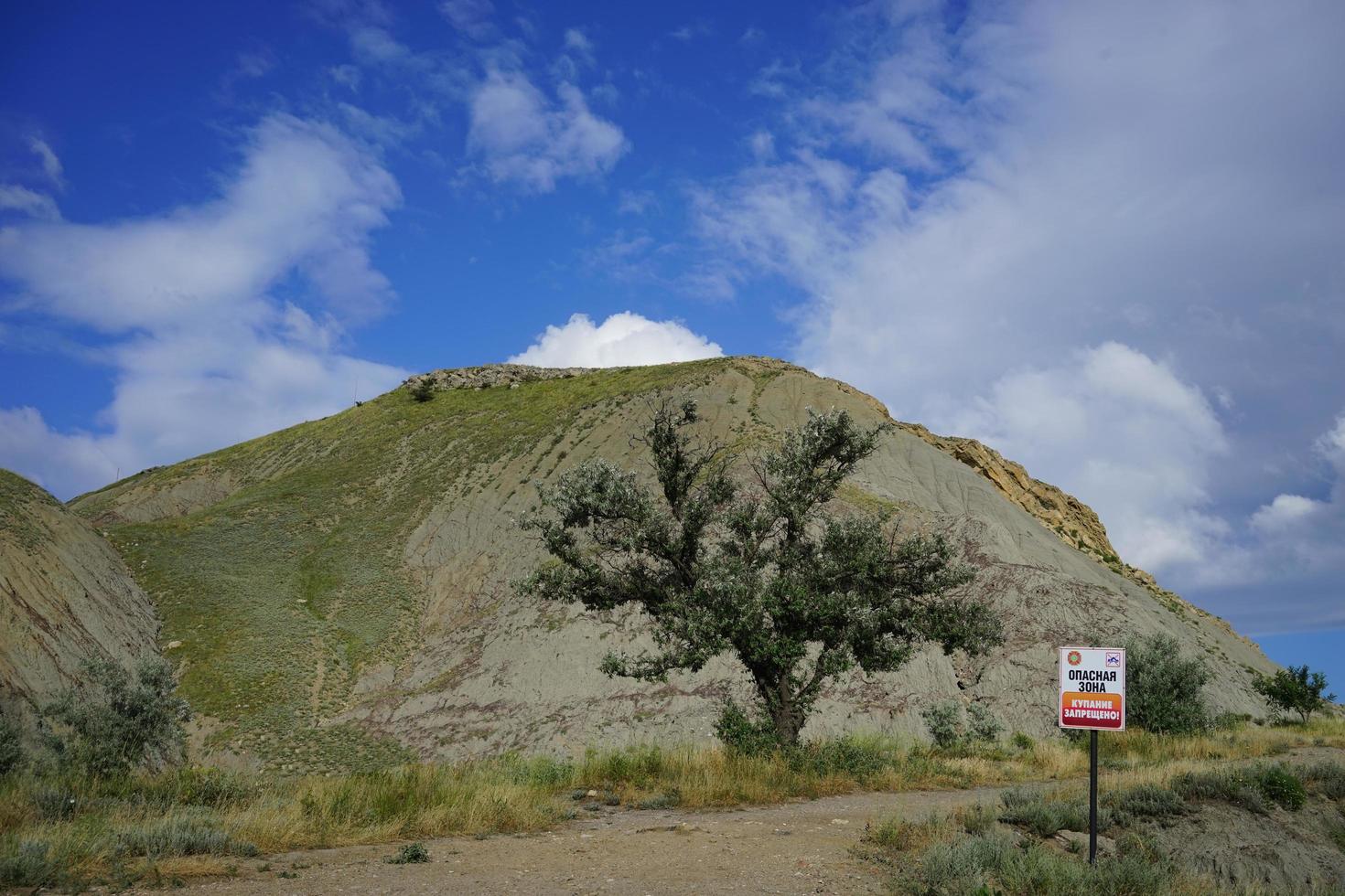 paysage avec de hautes collines photo