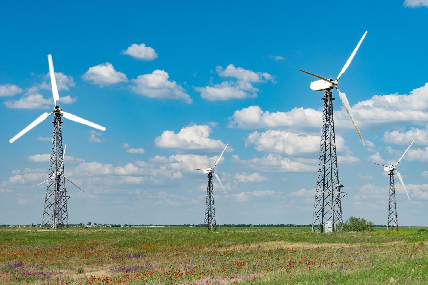 panorama des parcs éoliens contre le ciel bleu avec des nuages. photo