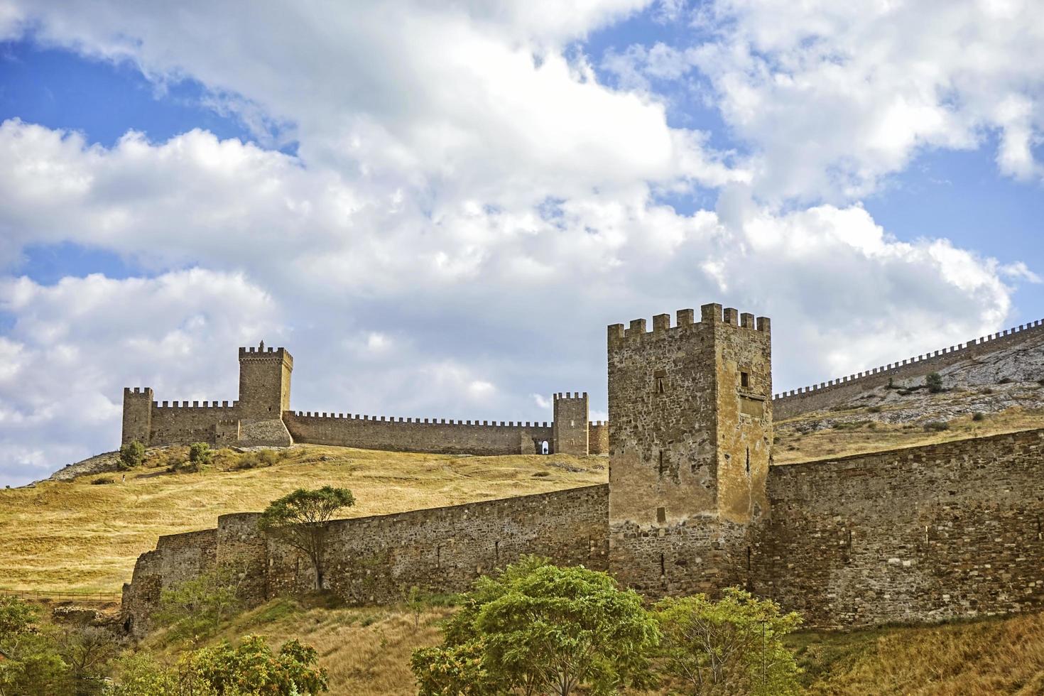 paysage surplombant la forteresse génoise contre le ciel. photo