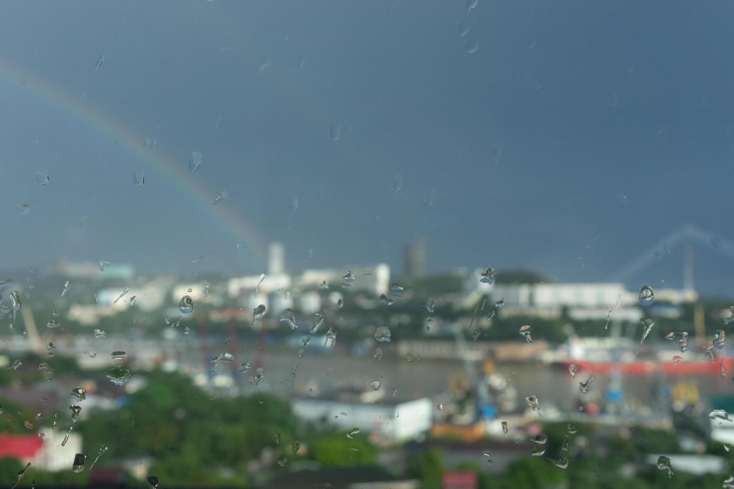 abstrait avec paysage urbain à travers le verre avec des gouttes de pluie photo