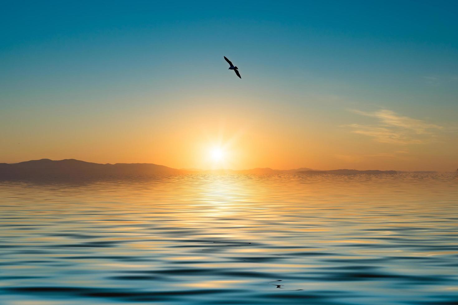 paysage marin avec vue sur le coucher du soleil sur l'océan pacifique. photo