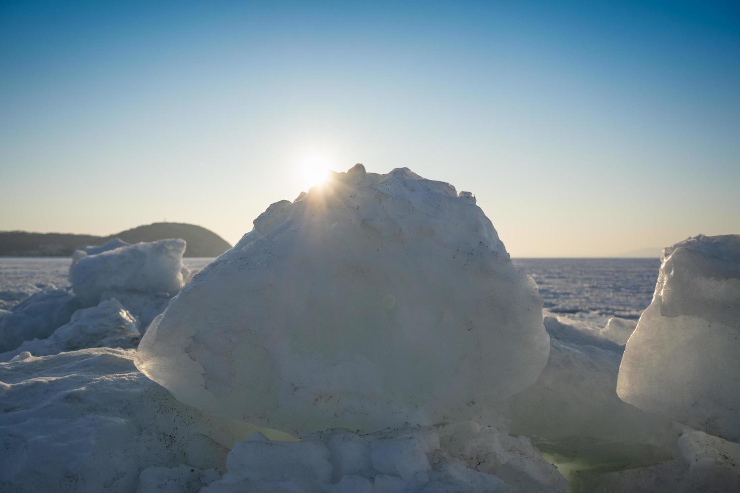 blocs de glace sur le fond de la mer gelée photo