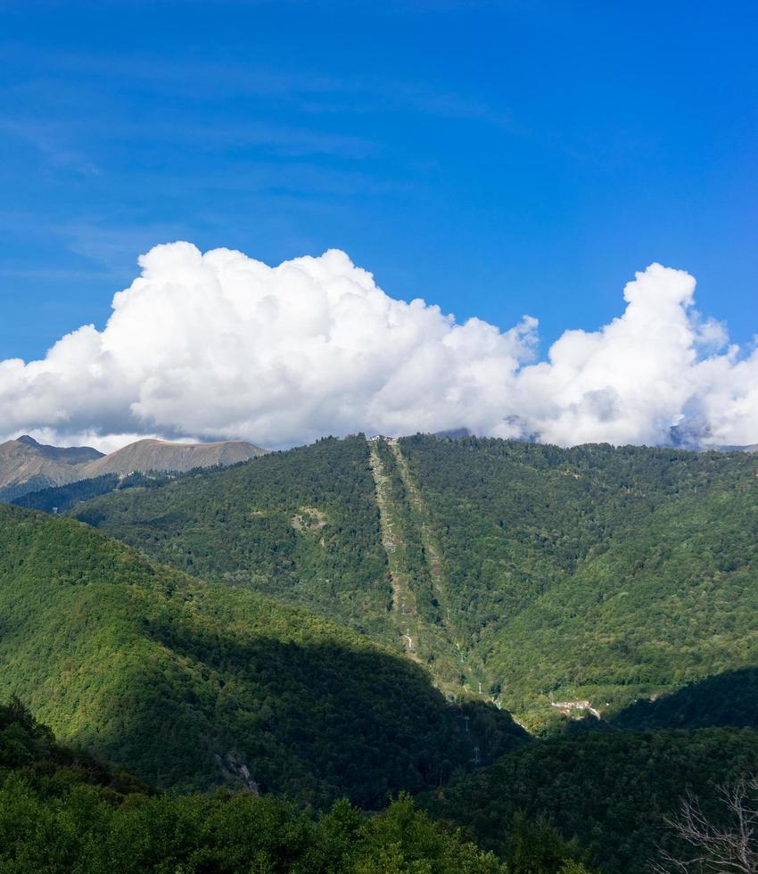 beau paysage de montagne sur fond de ciel bleu avec des nuages photo