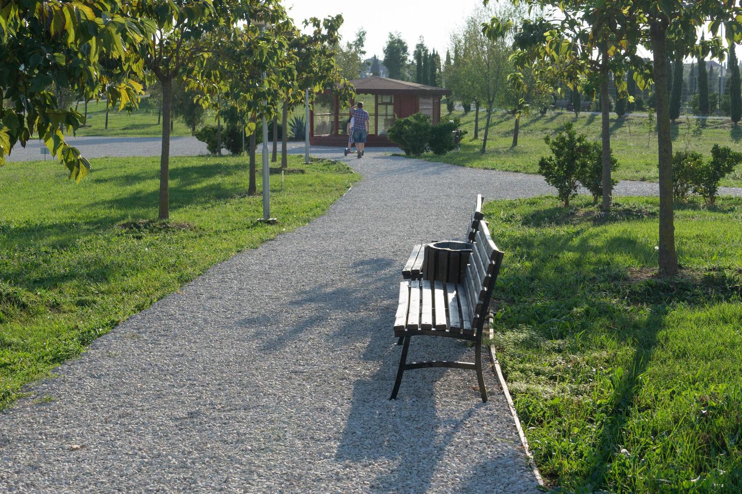 chemin de gravier avec bancs dans le parc de sochi photo