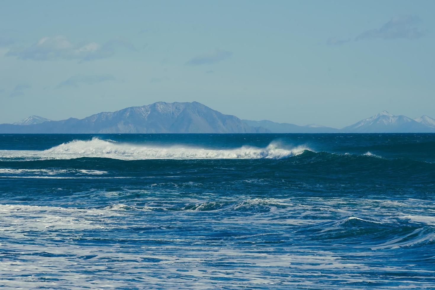 belle vague sur le fond du paysage marin. photo