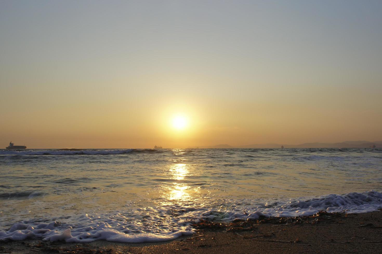 paysage marin avec vue sur le coucher du soleil. photo