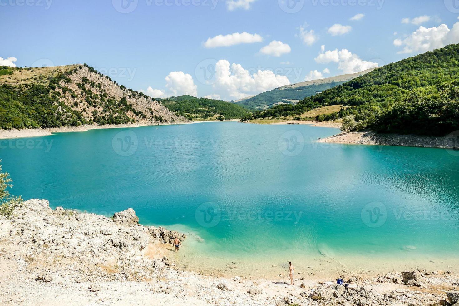 une Lac dans le montagnes photo