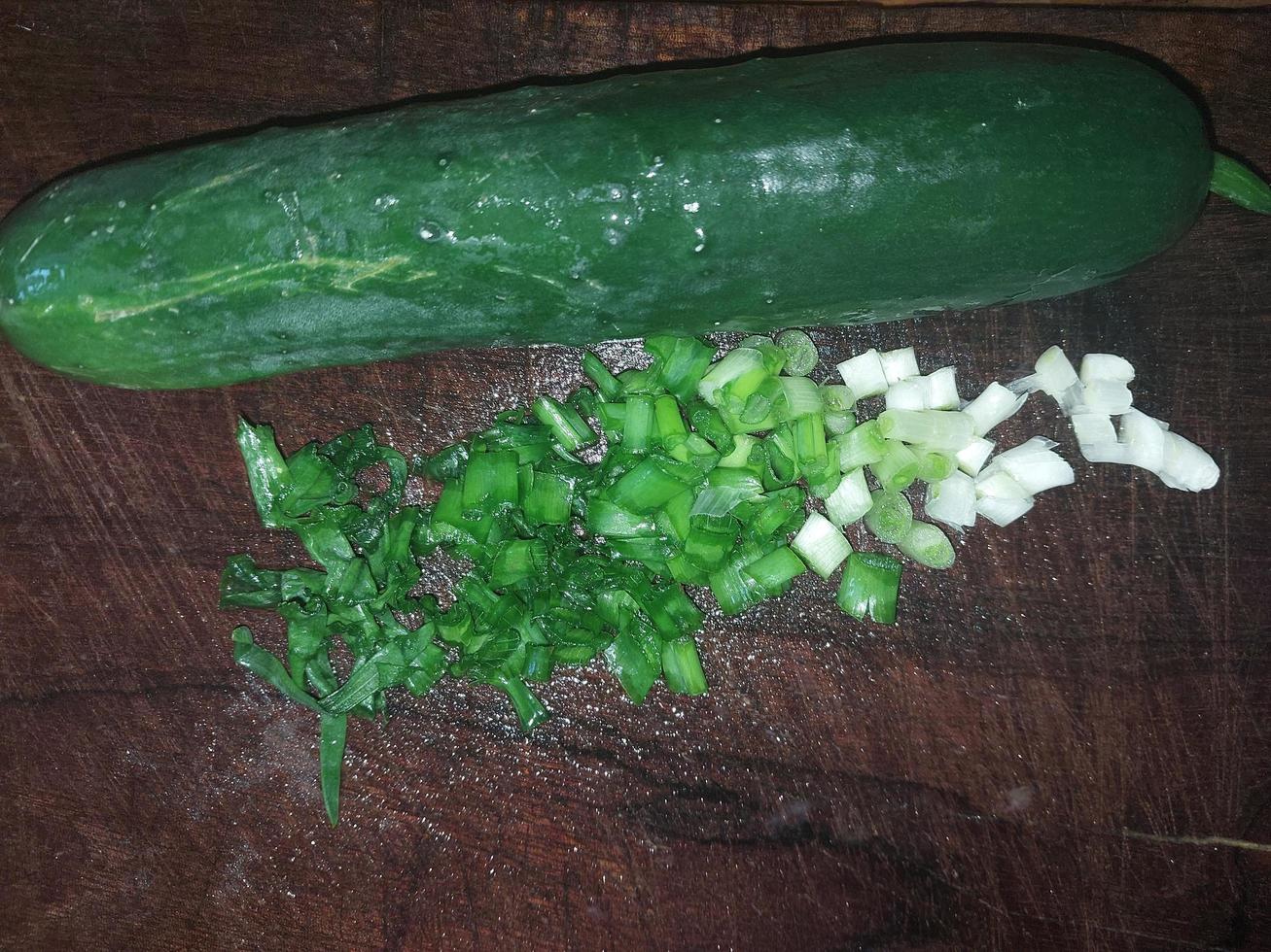 en train de préparer une diététique végétalien salade avec Frais des légumes photo