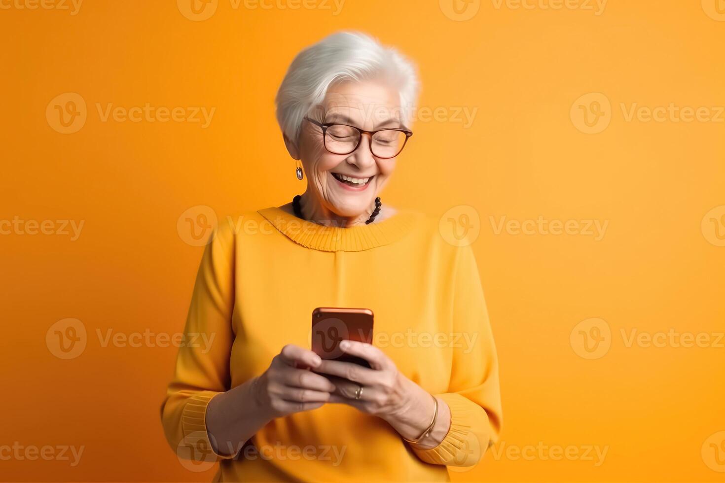 une content retraité vieux femme en portant une téléphone intelligent dans sa mains établi avec génératif ai technologie. photo