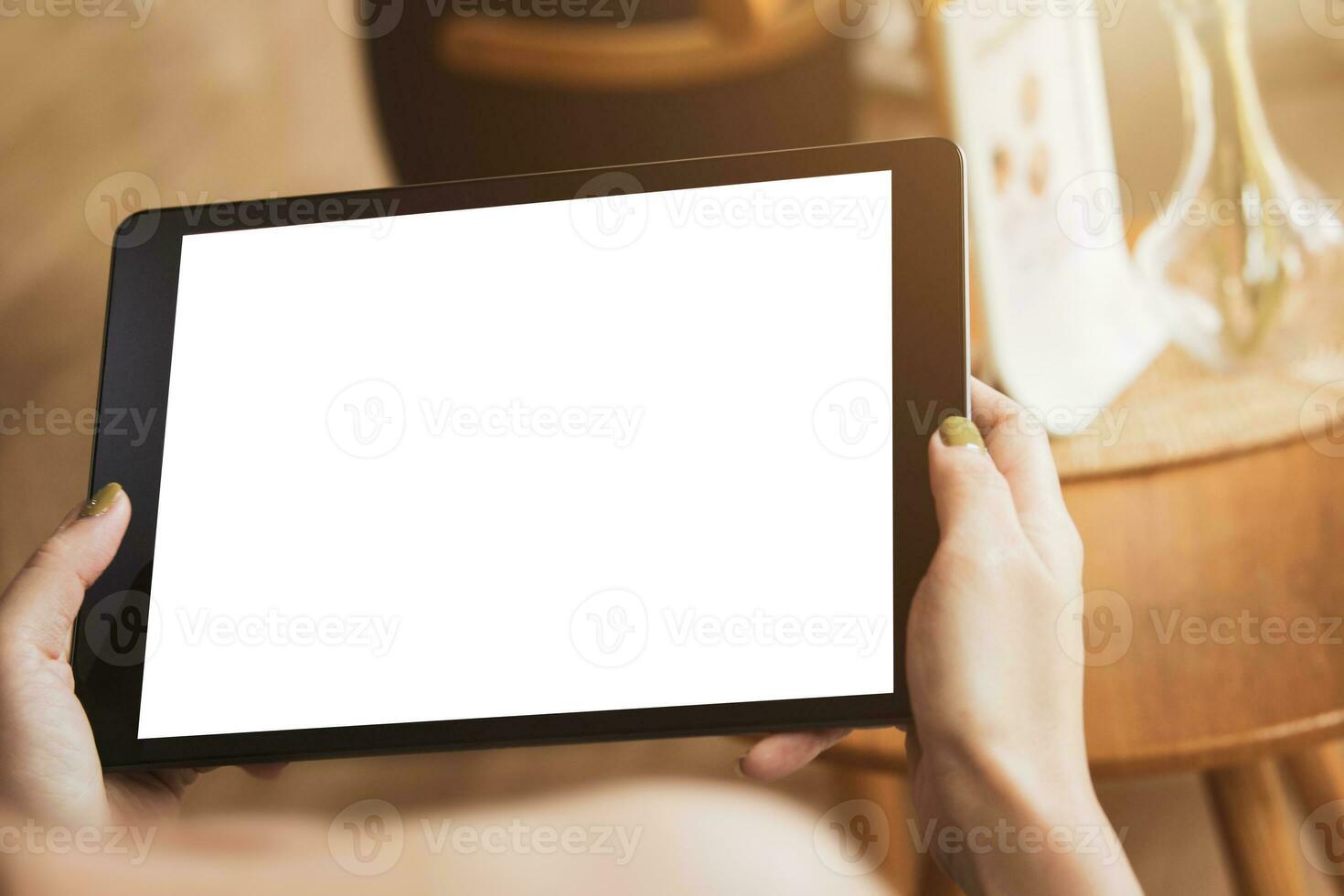 femme en portant numérique tablette avec Vide blanc bureau écran dans café magasin pour copie et conception photo