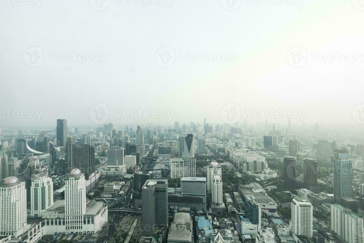 panoramique vue horizon de ville bâtiments dans affaires district de Bangkok, Thaïlande. affaires et la finance ville centre ville réel biens photo