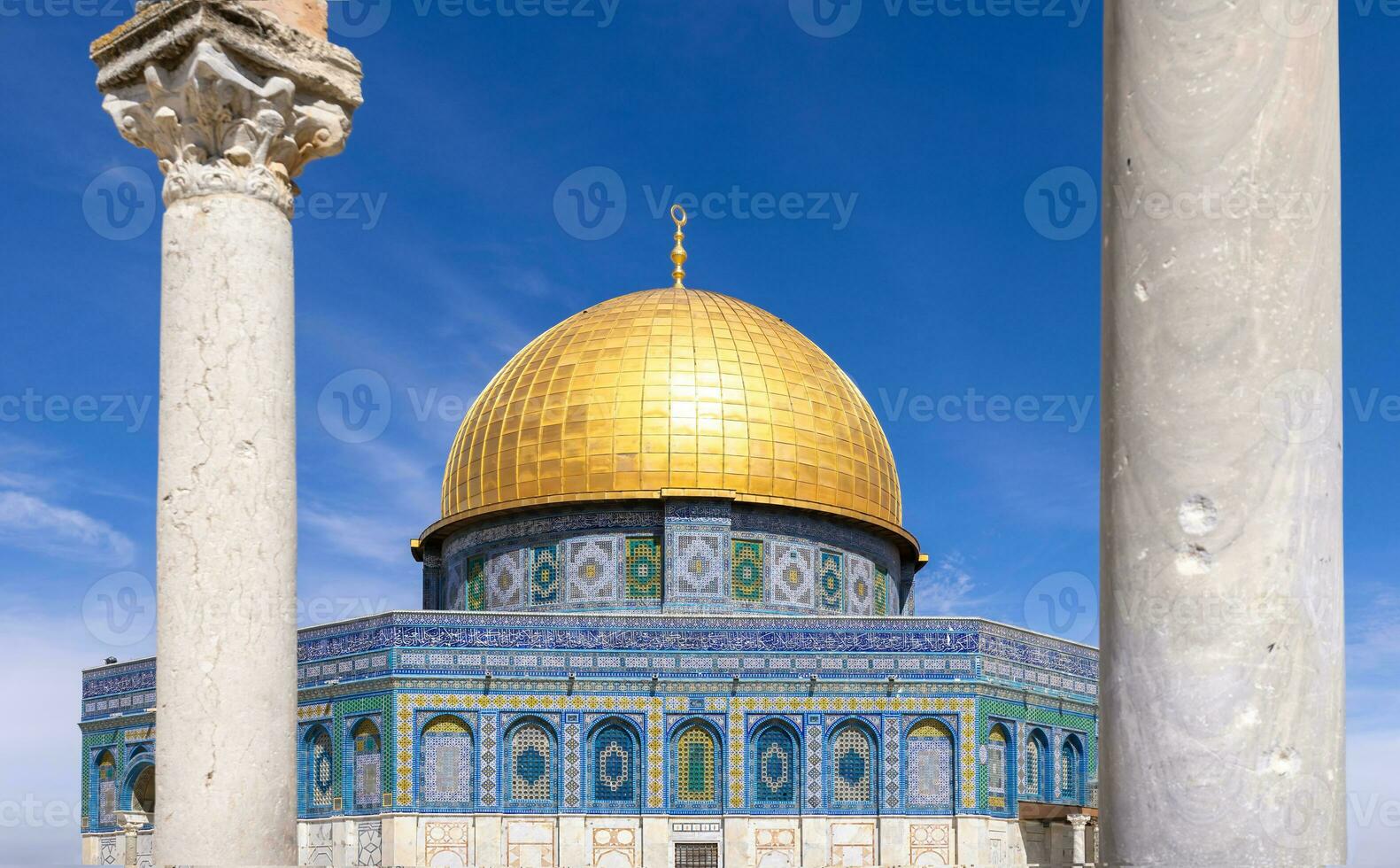 Jérusalem, islamique tombeau dôme de Roche situé dans le vieux ville sur temple monter près occidental mur photo