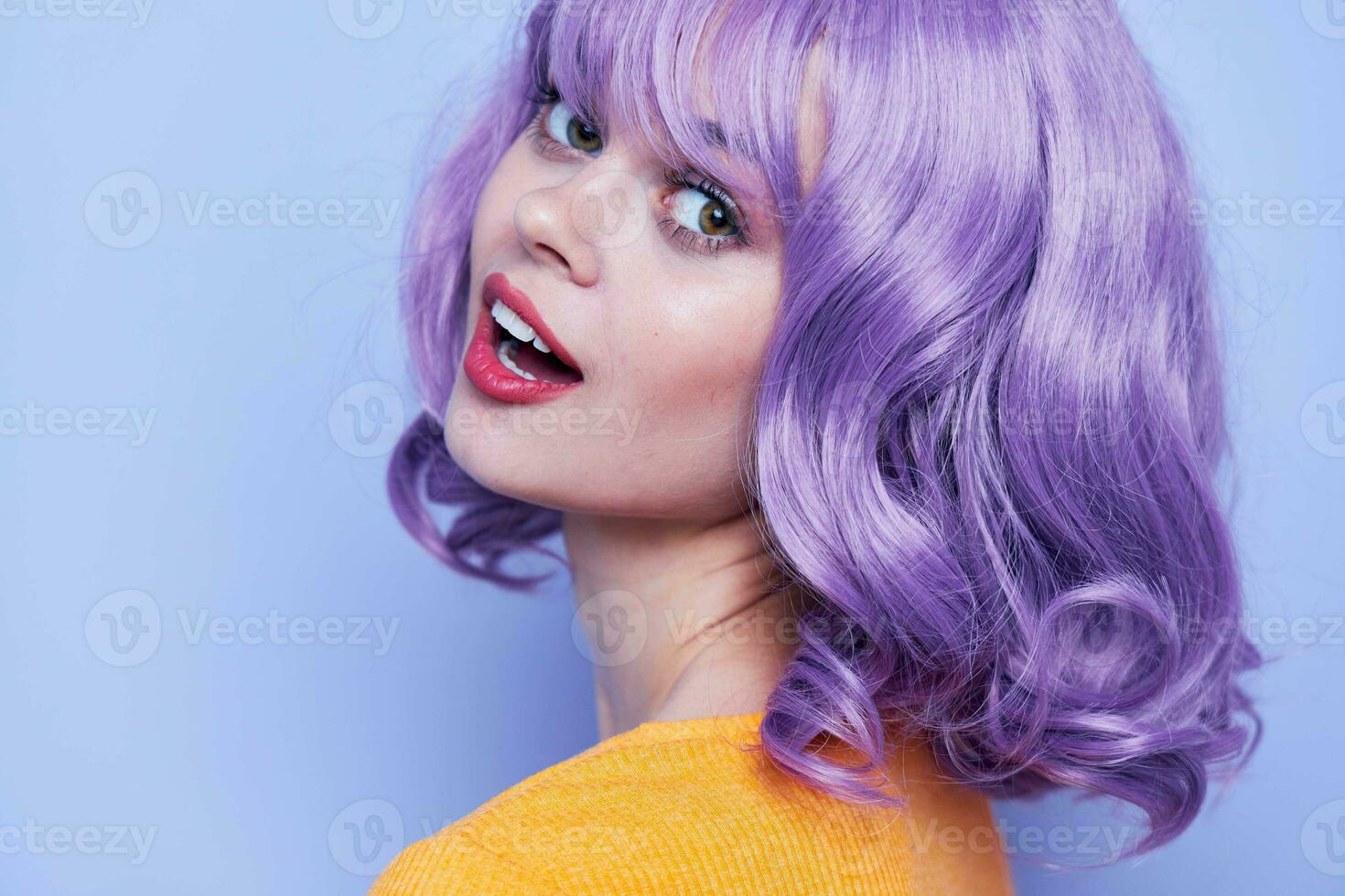 magnifique et émotif femme à la mode coiffure disco photo