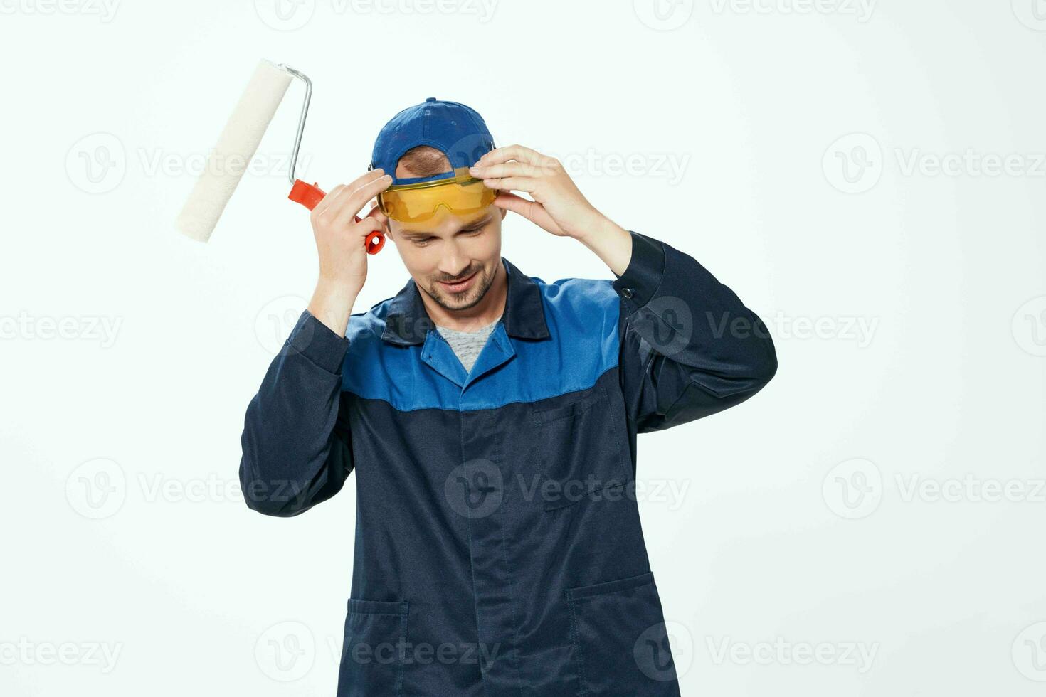 Masculin peintre bâtiment uniforme réparation dans le maison photo