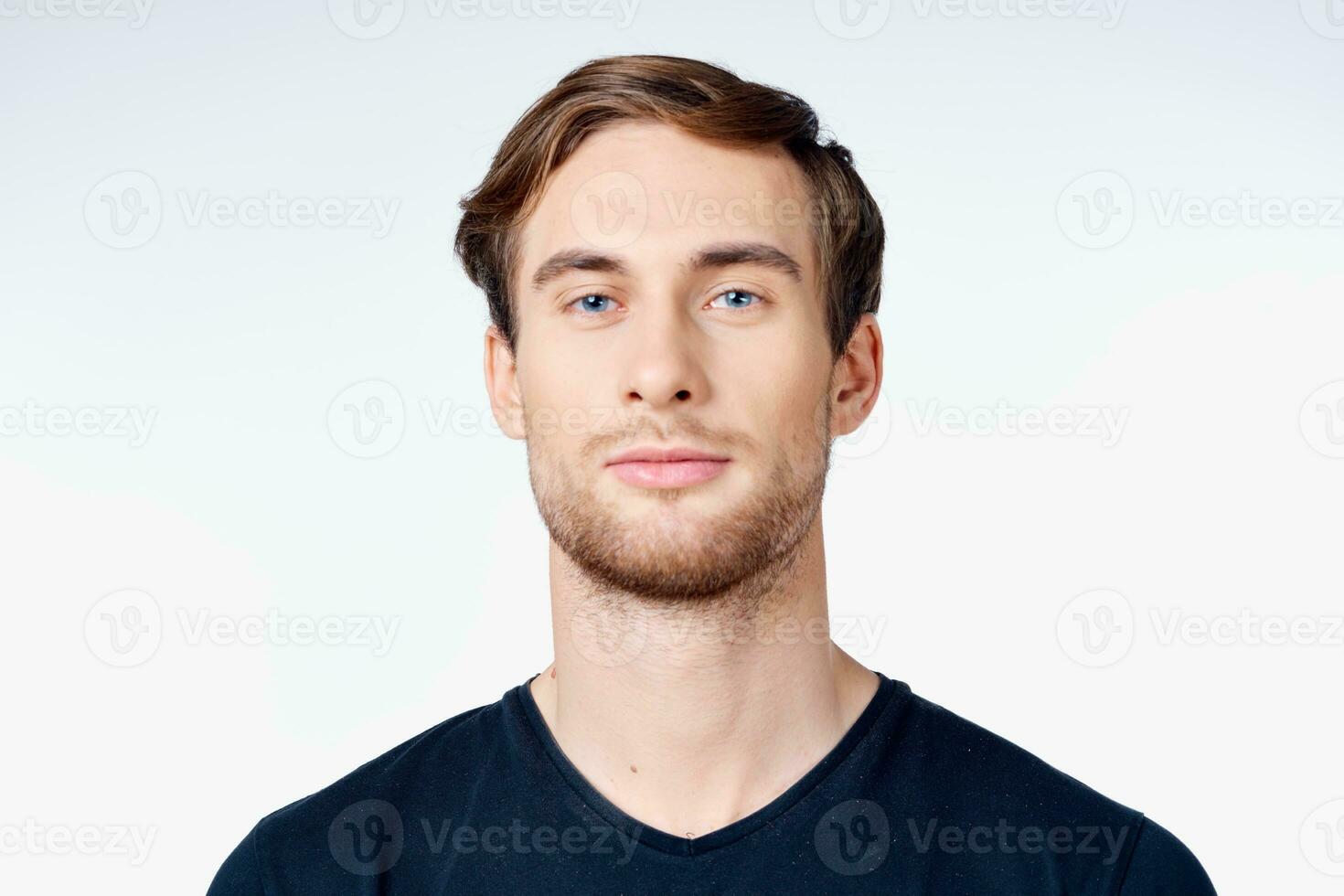 portrait de une Beau homme dans une bleu T-shirt fermer modèle tatouage photo