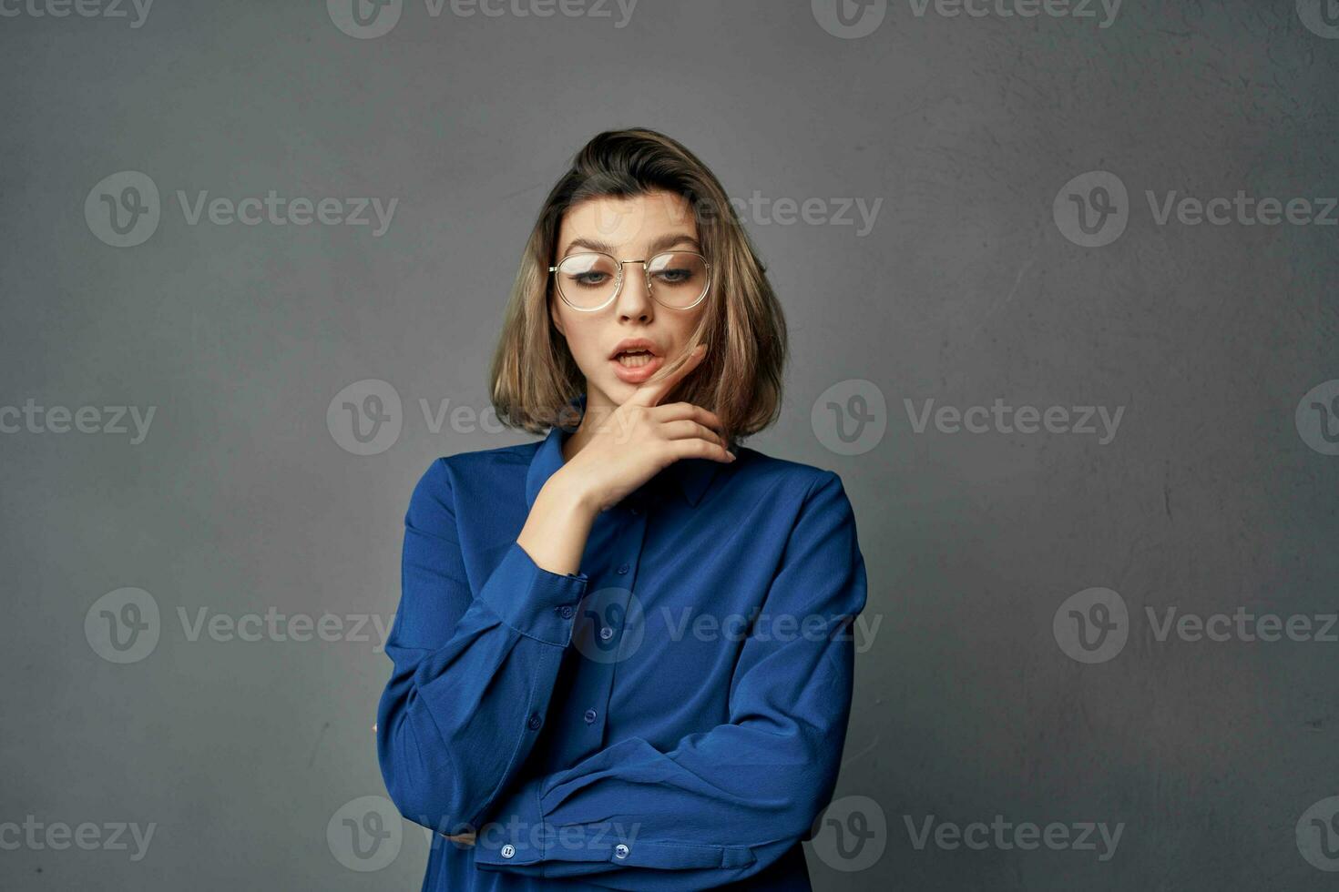 femme dans bleu chemise élégant style des lunettes mode posant photo