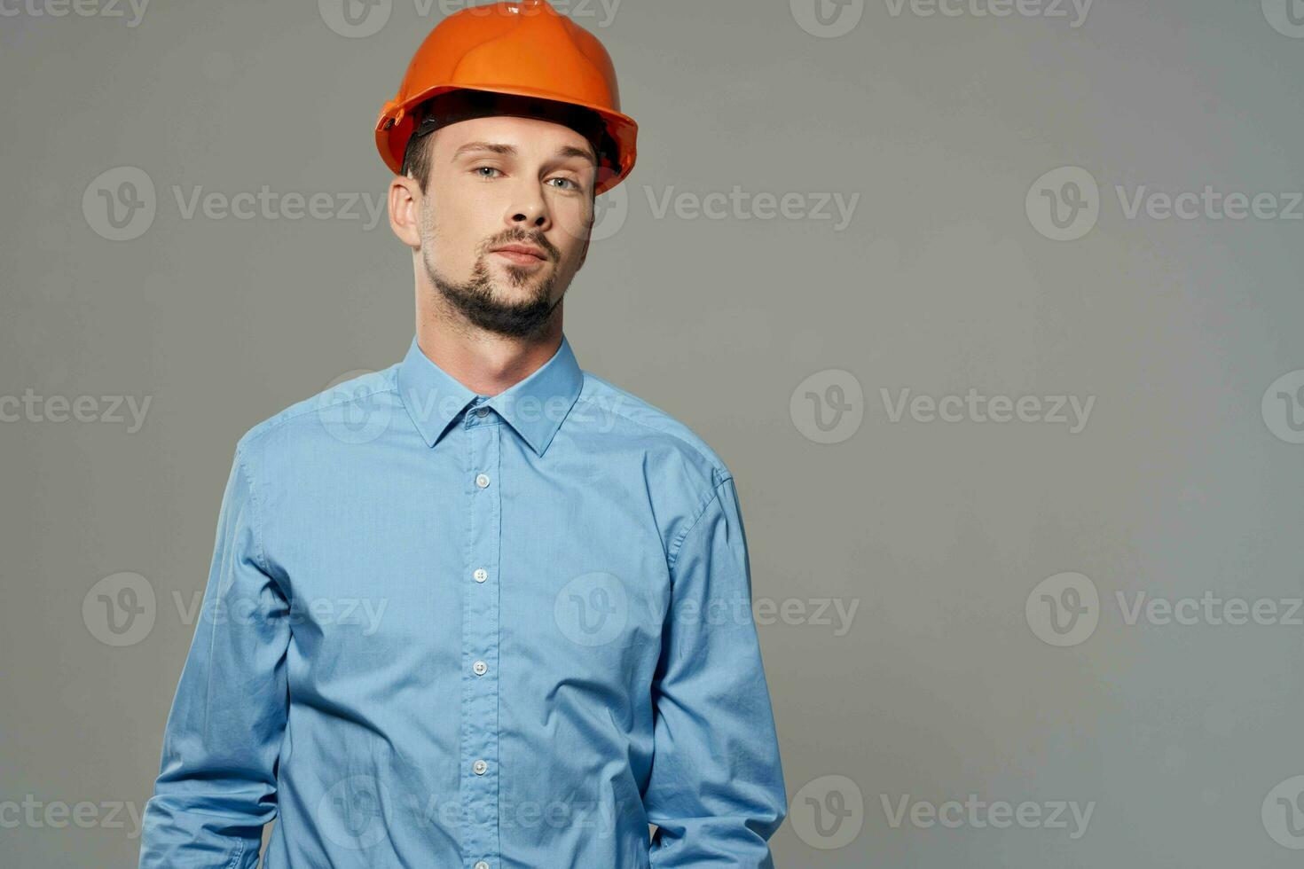 homme dans Orange casque plans constructeur travail profession photo