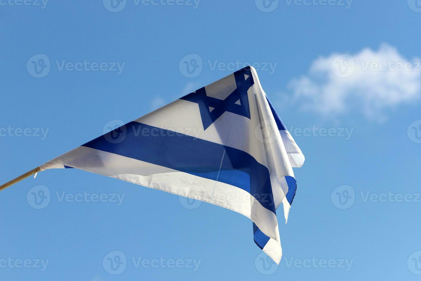 le drapeau bleu et blanc d'israël avec l'étoile à six branches de david. photo