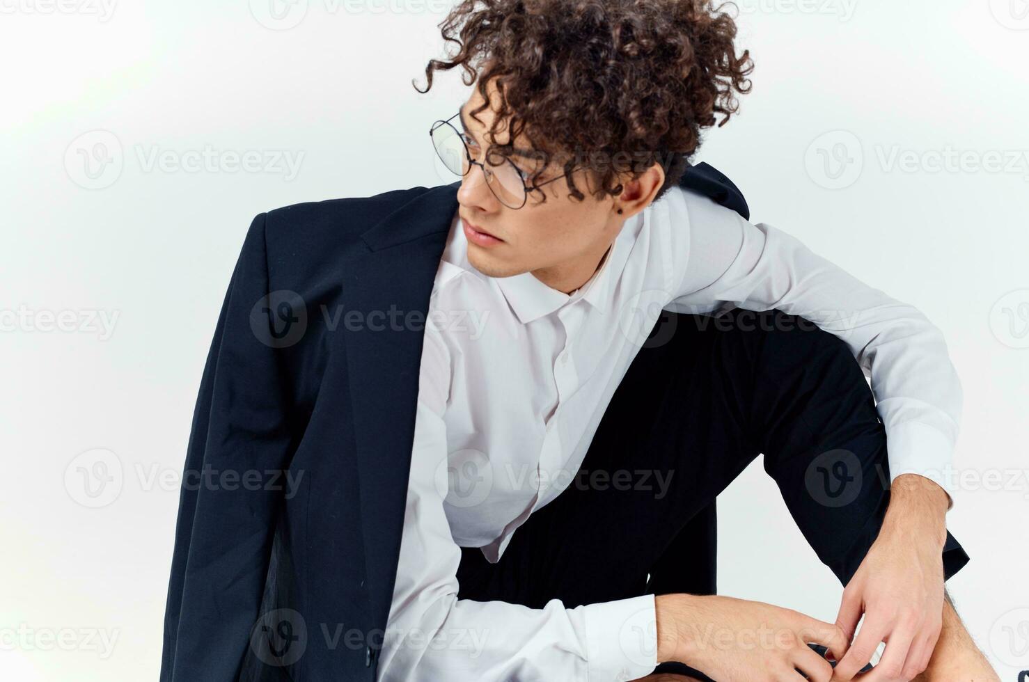 gars frisé cheveux des lunettes et une veste la photographie studio modèle lumière Contexte photo