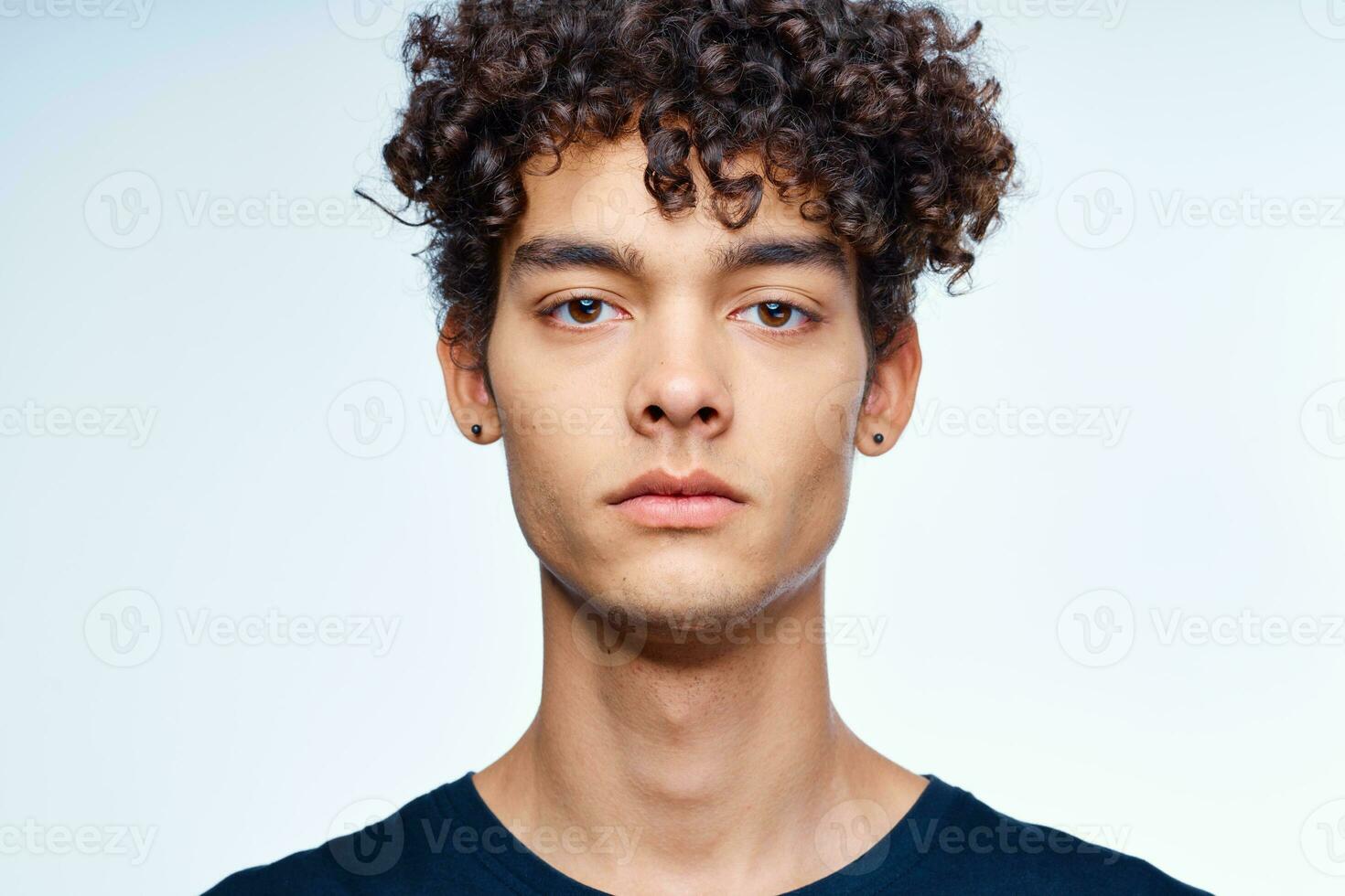 mignonne gars frisé cheveux visage proche en haut peau se soucier studio photo