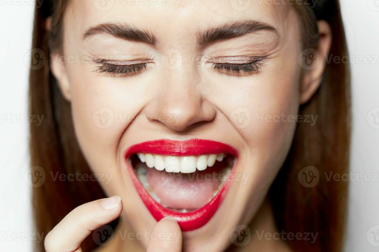 de bonne humeur femme avec fermé yeux et large ouvert bouche visage photo