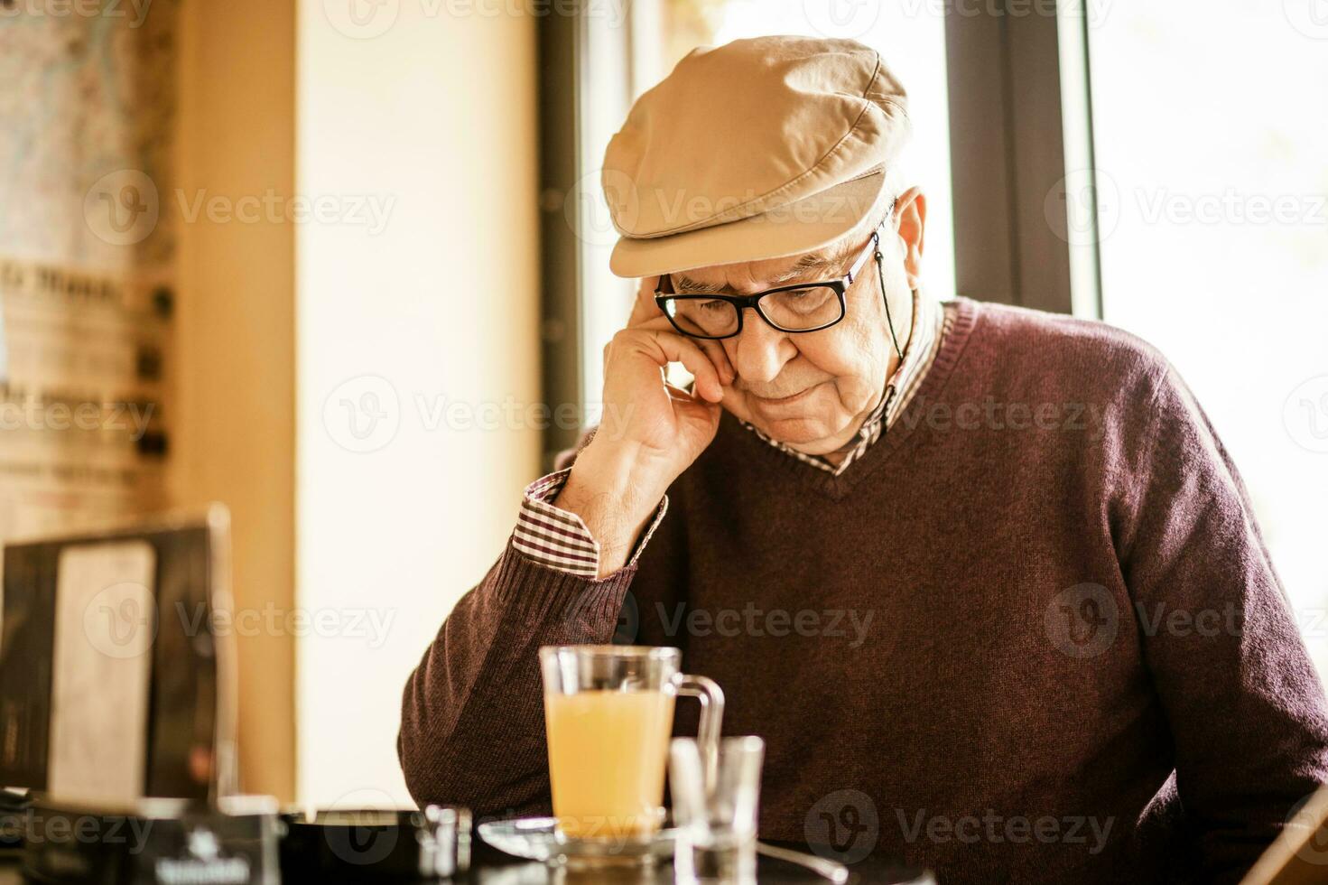 vieux homme en buvant thé photo