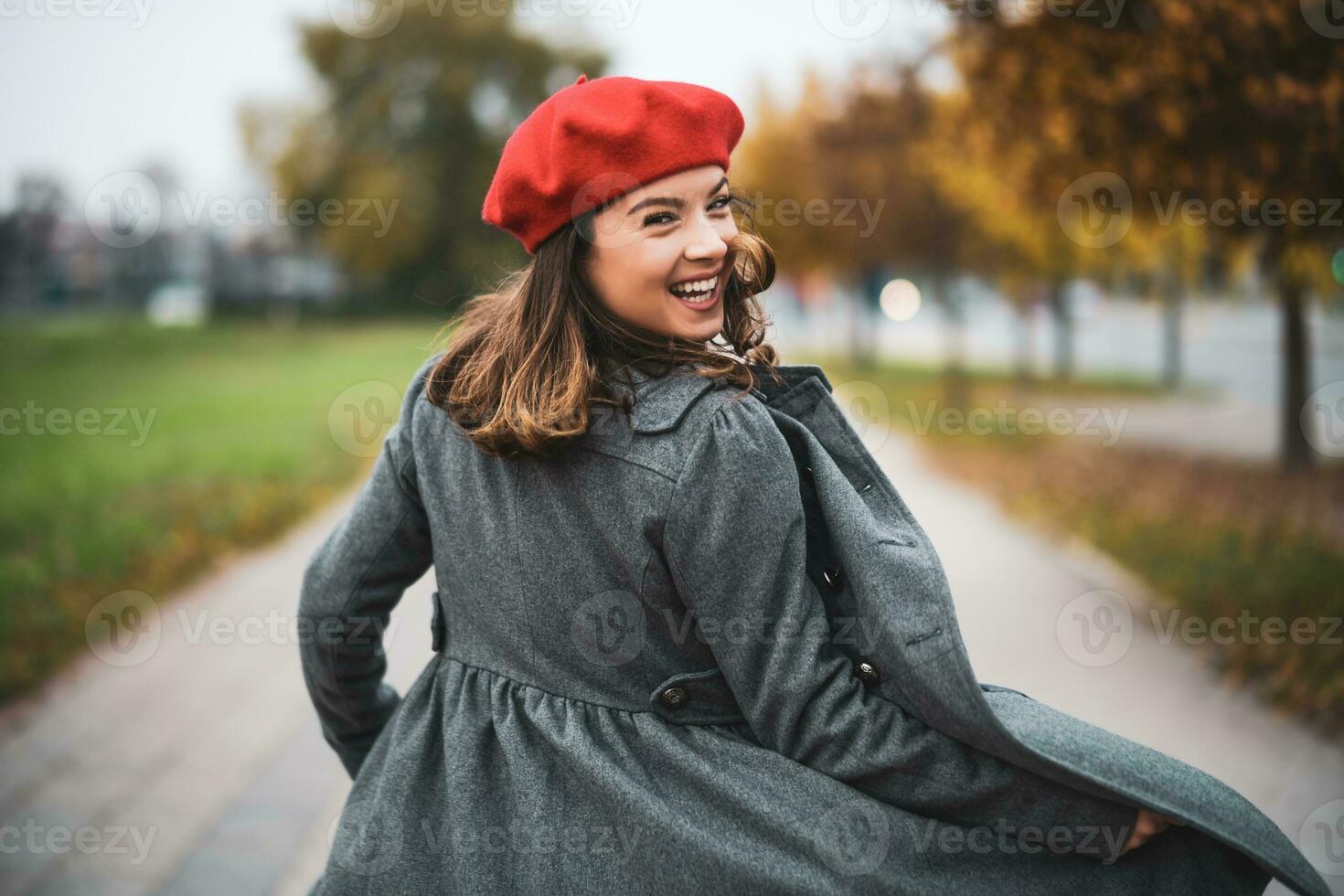 portrait de une content femme avec une rouge béret photo