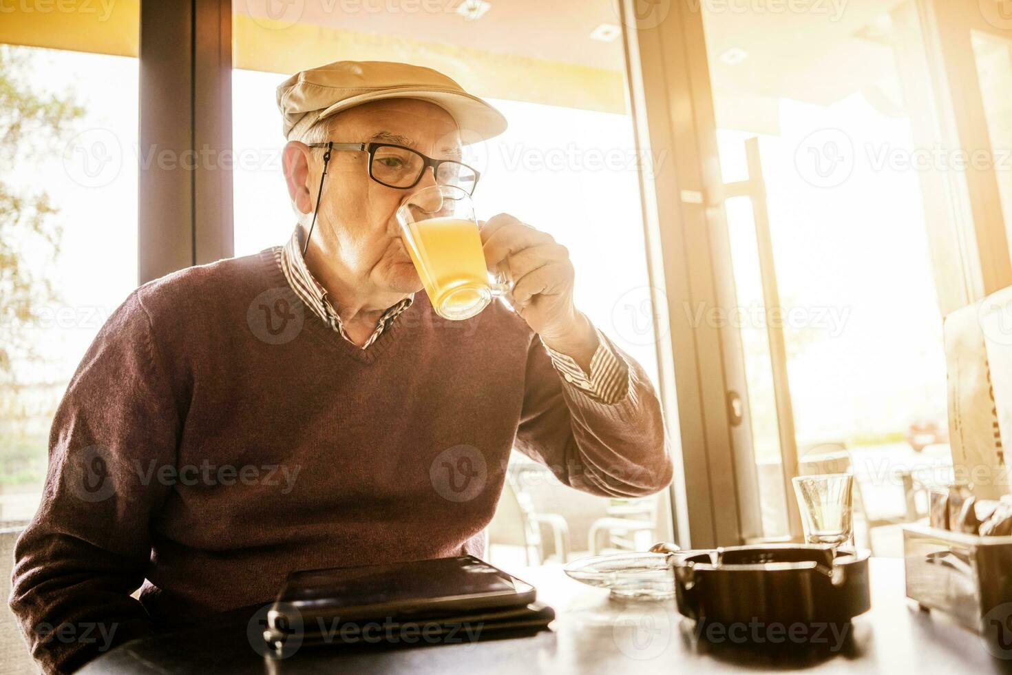 vieux homme en buvant thé photo