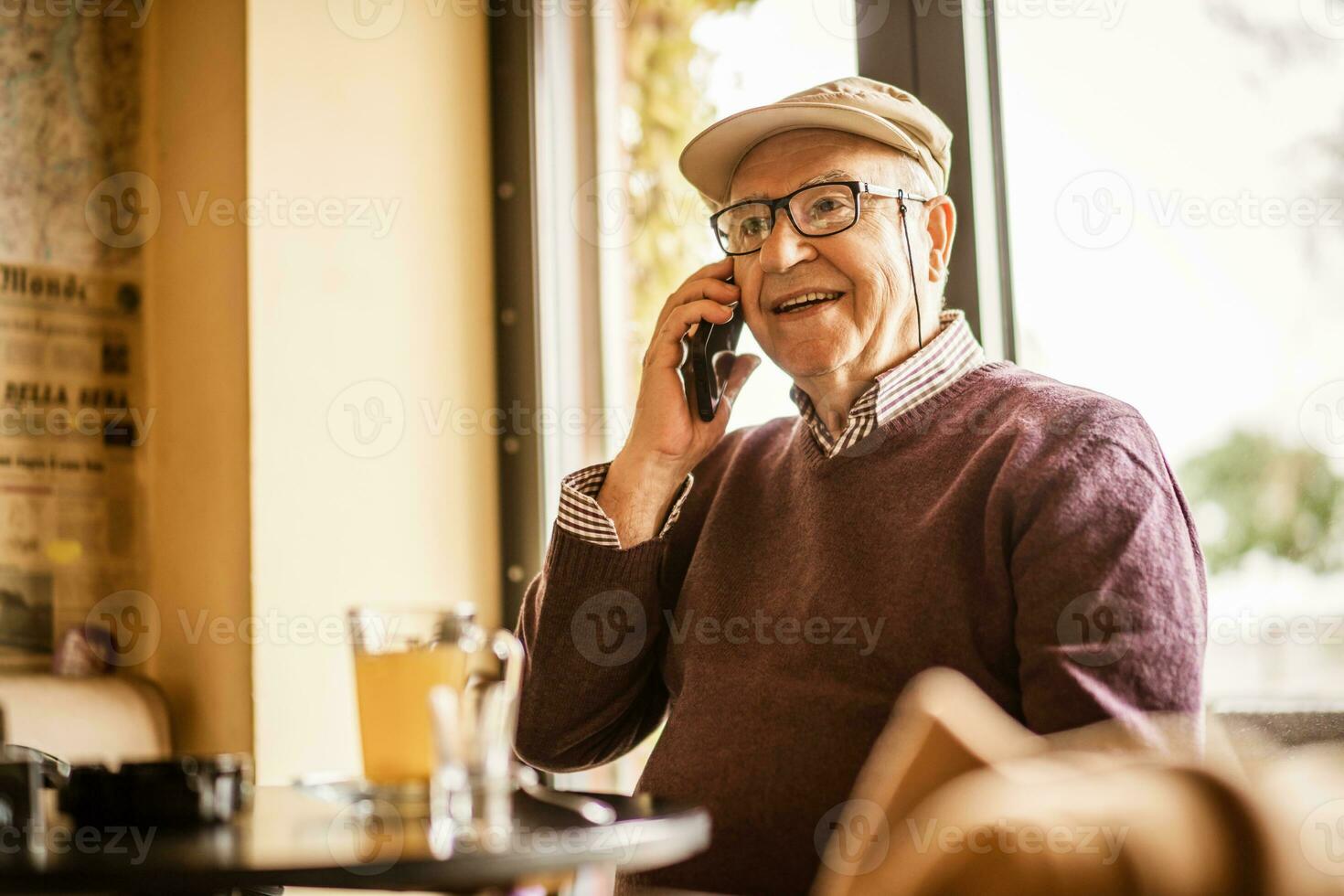 vieux homme sur le téléphone photo