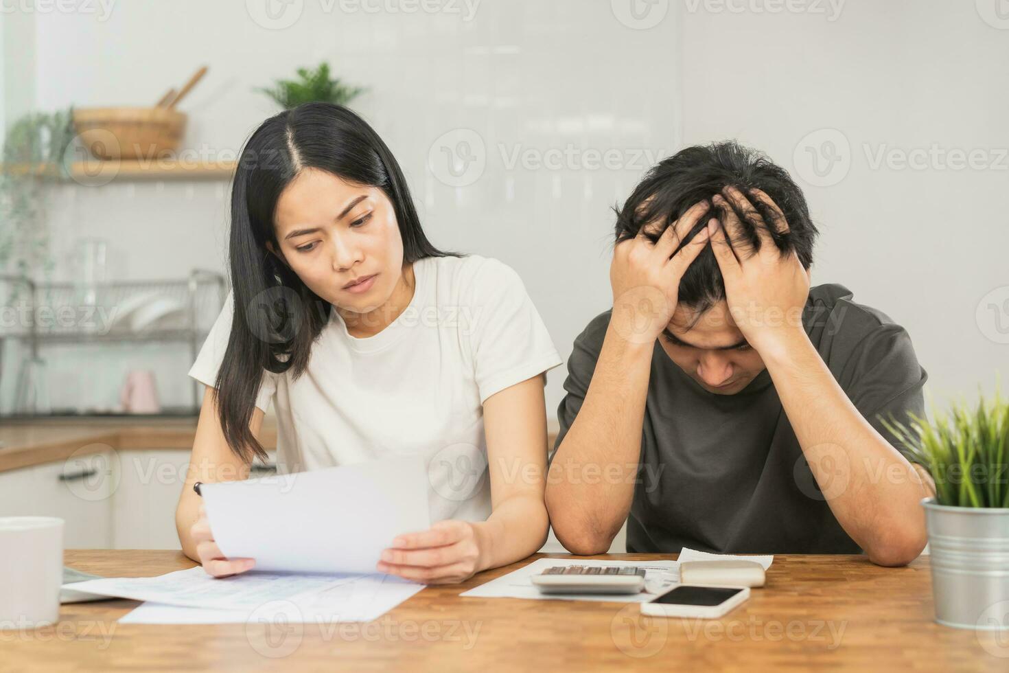 stressé asiatique Jeune couple famille, épouse et mari confus par calculer frais de facture d'achat ou facture, avoir non argent à payer. hypothèque, prêt provoquant dette, la faillite. dette problèmes, financier personnes. photo