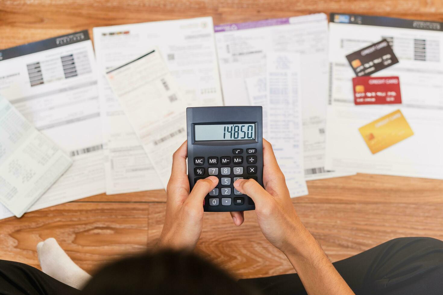 Haut vue financier devoir asiatique Jeune homme séance souffrir, stressé et confus par calculer frais de facture, crédit carte facture non argent à Payer hypothèque ou prêt. dette, faillite ou faillite personnes. photo